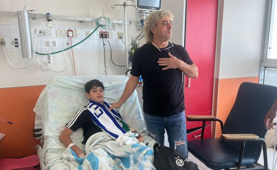 מרגש: ההפתעה של ביה"ח רמב"ם לילד שנפצע בירי למג'דל שמס