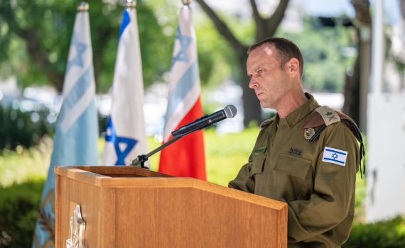 למרות הביקורת: שלומי בינדר הועלה לדרגת אלוף