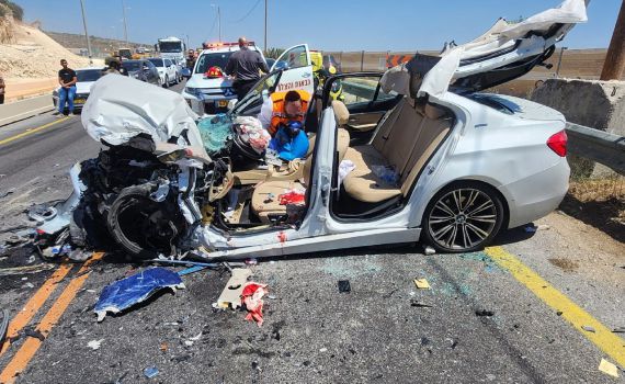 תאונה חזיתית סמוך לאפרת: לכוד במצב קשה