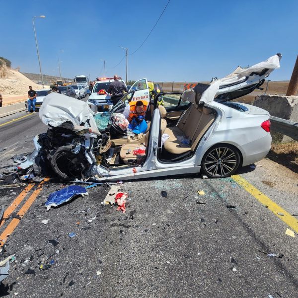 תאונה חזיתית סמוך לאפרת: לכוד במצב קשה
