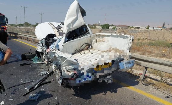 תאונה קטלנית: גבר נהרג מפגיעת משאית בכביש 90