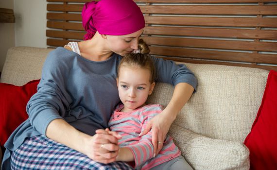 איך ומתי לספר לילדים: המלצות להורים המתמודדים עם סרטן