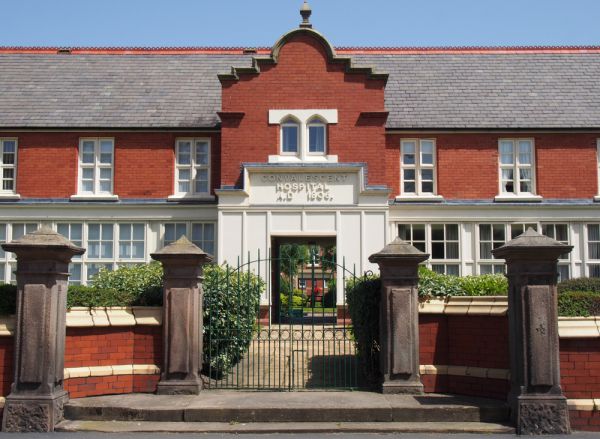 אירוע הדקירה בבריטניה: מניין ההרוגים עלה ל-3