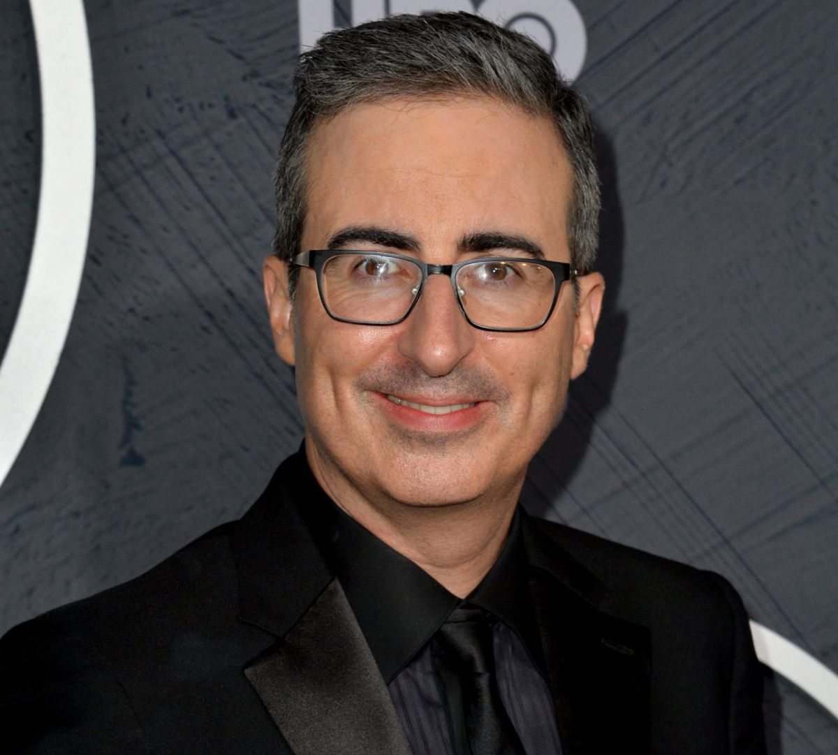 הקומיקאי ג'ון אוליבר: להפסיק להגן על ישראל