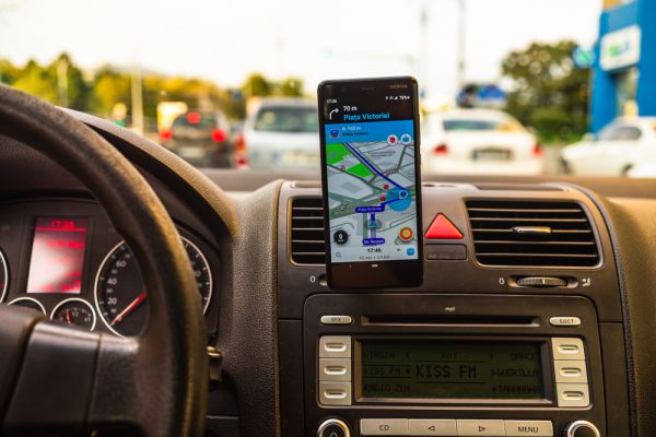 הפיצ'רים החדשים של Waze: ניווט בנעילת מסך והתראות על אירועים