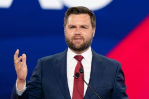 הנשיא נגד הסגן: הקרע בבית הלבן שמעכב תקיפה באיראן