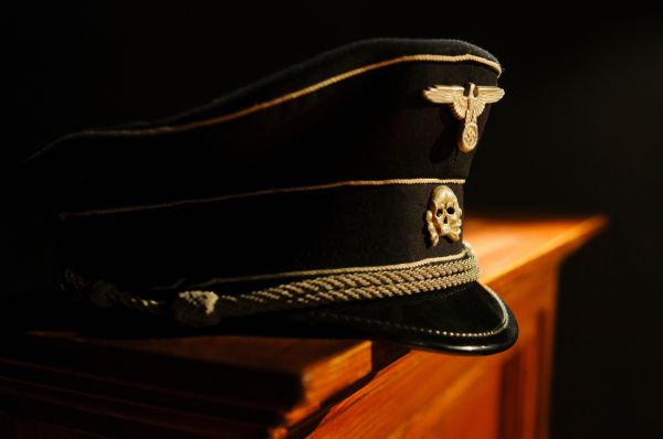 צולמה עם כובע של נאצי, ונאלצה לפרוש מהבחירות