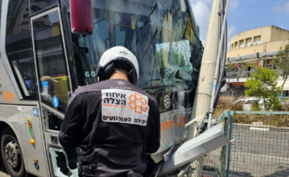 נהג אוטובוס איבד את הכרתו: מצבו אנוש