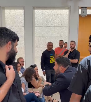 מהומה בבית המשפט: אלמוג כהן התעמת עם משפחת המחבל | צפו