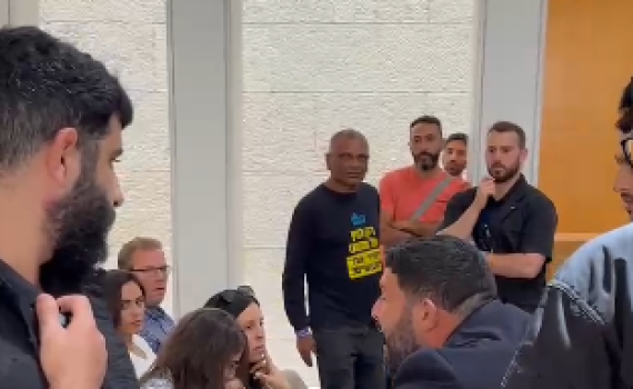 מהומה בבית המשפט: אלמוג כהן התעמת עם משפחת המחבל | צפו