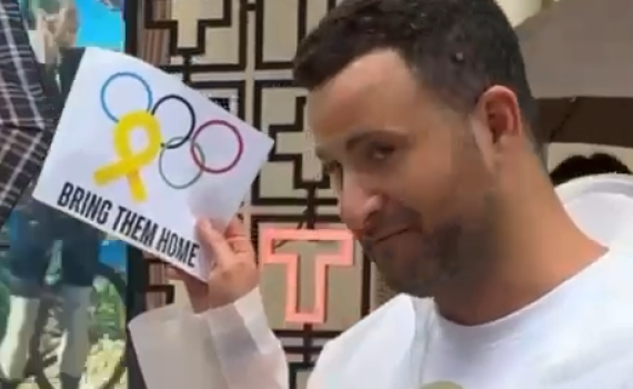 ברחובות פריז: גיא הוכמן מעלה את המודעות לחטופים