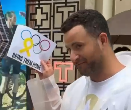 ברחובות פריז: גיא הוכמן מעלה את המודעות לחטופים