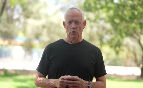 גנץ בפנייה לנתניהו: "פעם אחת תהיה אמיץ"