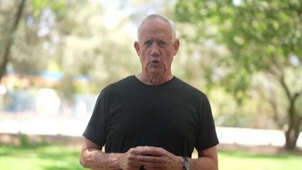 גנץ בפנייה לנתניהו: "פעם אחת תהיה אמיץ"