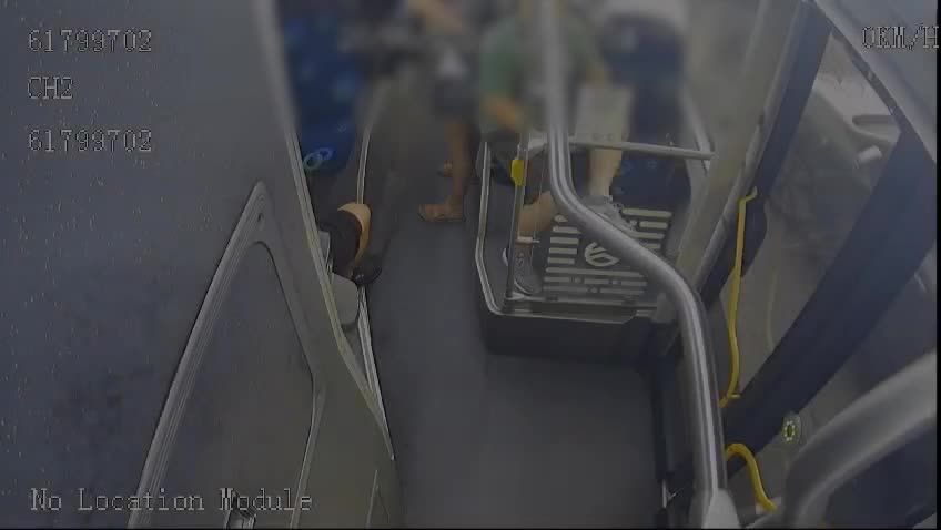 העיר לגבר באוטובוס לסיגריה ובתגובה נדקר. צפו