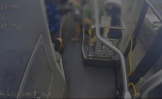 העיר לגבר באוטובוס לסיגריה ובתגובה נדקר. צפו