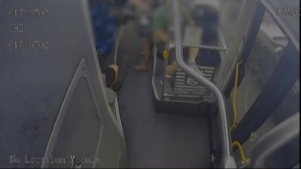 העיר לגבר באוטובוס לסיגריה ובתגובה נדקר. צפו