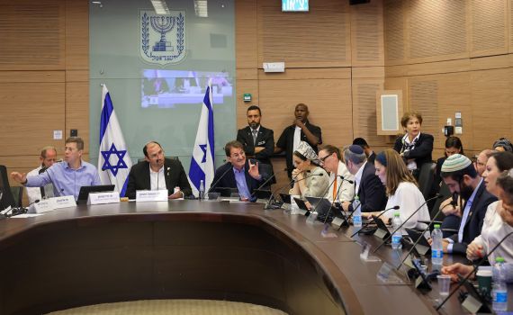 עימות בוועדת חוקה: "שקרן, נוכל, רוקד על דם של חיילים"