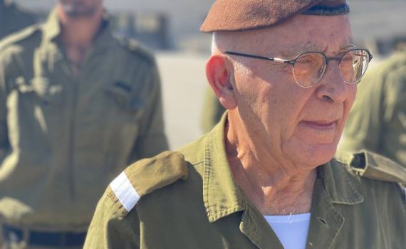 מרגש: סיים קורס קצינים בגיל 82, 30 שנה אחרי נפילת בנו