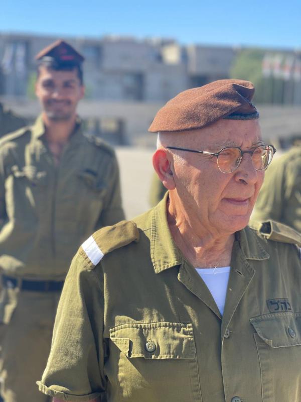 מרגש: סיים קורס קצינים בגיל 82, 30 שנה אחרי נפילת בנו