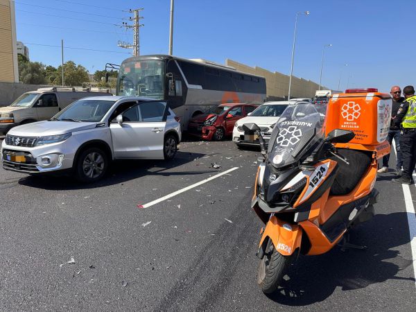 3 פצועים בתאונה בכביש החוף, בהם אחד במצב קשה