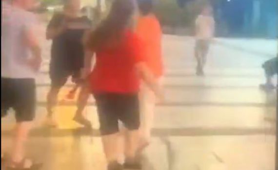 דוחה: מפגינת שמאל העיפה כיסוי ראש לאישה דתייה