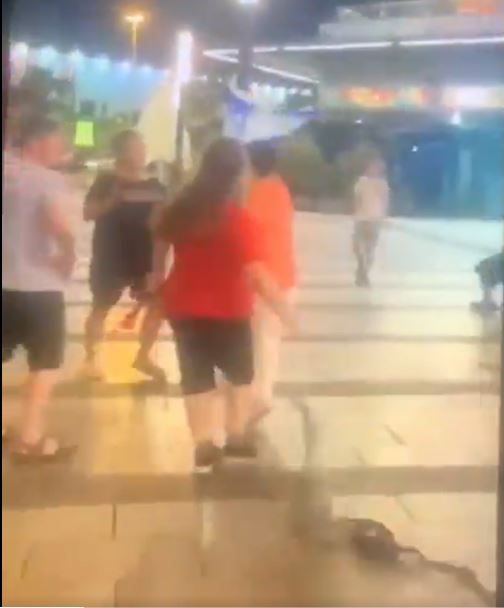 דוחה: מפגינת שמאל העיפה כיסוי ראש לאישה דתייה