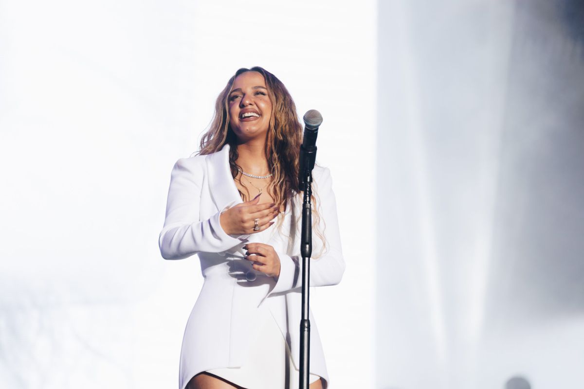 עדן בן זקן משחררת אלבום חדש: "עוד פעם סטלה, עוד פעם דיכאון"