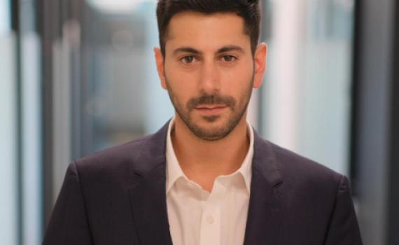 מפתיע: למרות פיטוריו, עומר דוסטרי מגן על נתניהו