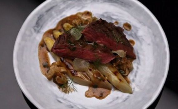 מתכון לשבת: פילה מניון עם אספרגוס לבן