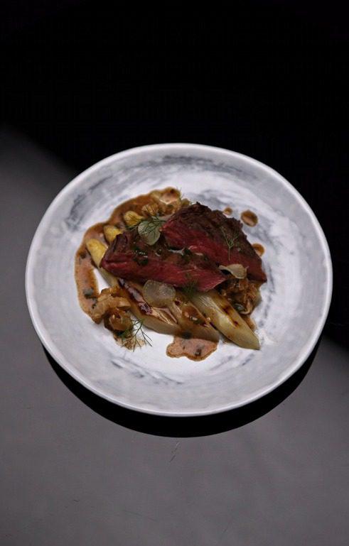 מתכון לשבת: פילה מניון עם אספרגוס לבן