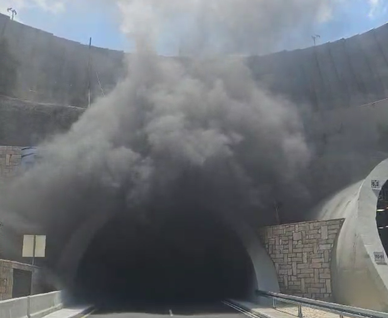 כביש המנהרות נסגר: רכב נשרף כליל, עשן כבד בכל האזור