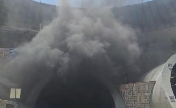כביש המנהרות נסגר: רכב נשרף כליל, עשן כבד בכל האזור