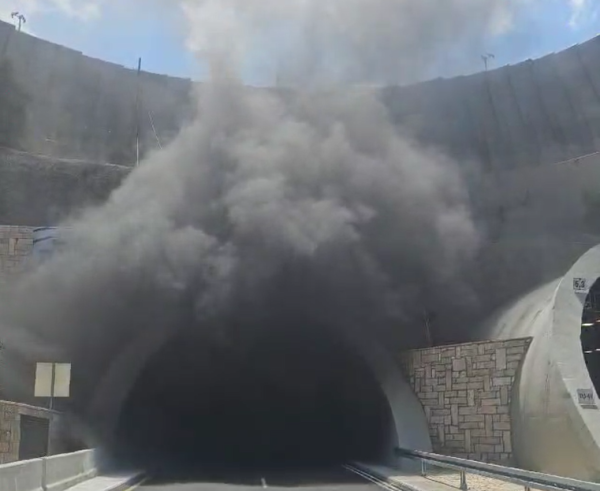 כביש המנהרות נסגר: רכב נשרף כליל, עשן כבד בכל האזור