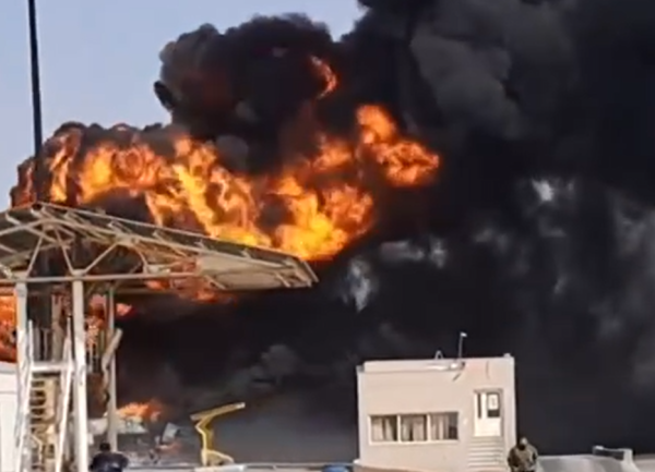 צפו: שריפת ענק במאגרי דלק באיראן