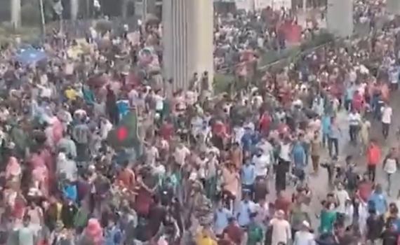 בלאגן בבנגלדש: ראש הממשלה ברחה, פרעות ברחובות