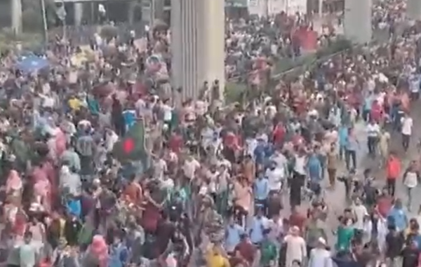 בלאגן בבנגלדש: ראש הממשלה ברחה, פרעות ברחובות