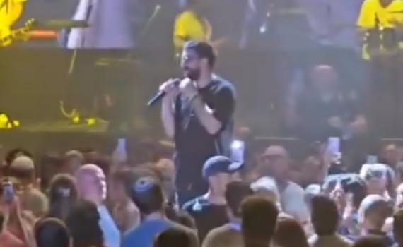 אישתו של חנן בן ארי הגיעה להופעה שלו. צפו ברגע המרגש