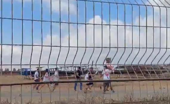 משפחות חטופים פרצו את הגדר ורצו לרצועת עזה. צפו