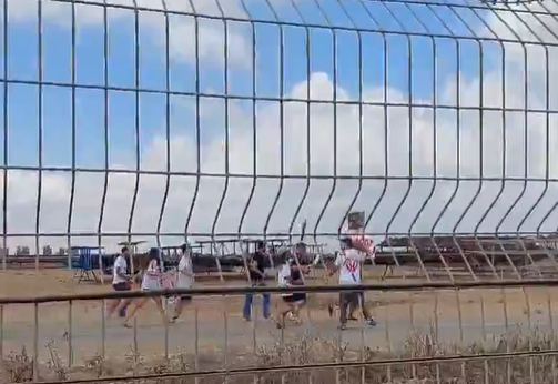 משפחות חטופים פרצו את הגדר ורצו לרצועת עזה. צפו