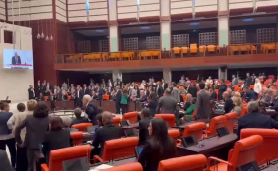 יאללה מכות: קטטה בפרלמנט הטורקי הסתיימה בפצועים. צפו