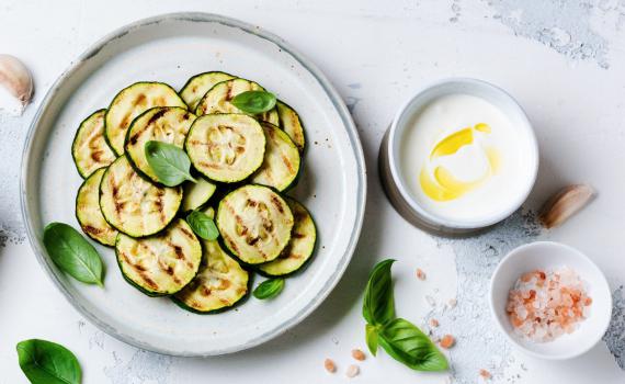מתכון לשבת: קישואים בתנור עם מטבל יוגורט
