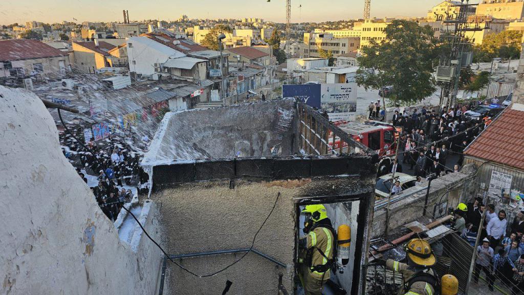 ירושלים: שריפה וקריסת גג, חולצו ילדים לכודים