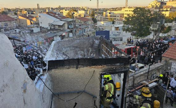 ירושלים: שריפה וקריסת גג, חולצו ילדים לכודים