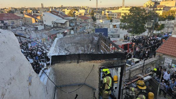 ירושלים: שריפה וקריסת גג, חולצו ילדים לכודים