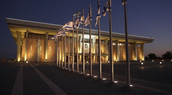 צפו: הכנסת הוארה בכתום לרגל יום הולדתו של אריאל ביבס