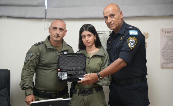 מרגש: הנשק של השוטר שנפל ב-7.10 הוענק לביתו. צפו