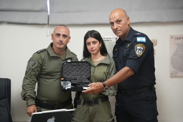 מרגש: הנשק של השוטר שנפל ב-7.10 הוענק לביתו. צפו