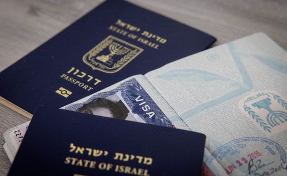 פרשת הדרכונים: שוטרים פשטו על משרד החוץ