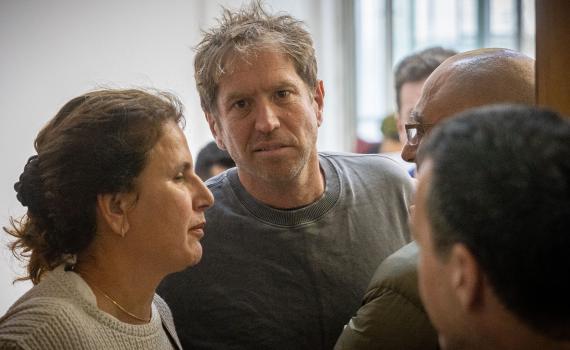 כתב אישום נגד פעיל "אחים לנשק" שזרק לפיד על שוטרים